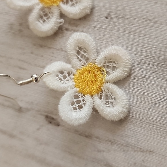 🟢Lace Flower Earrings  Beautiful Lightweight - Picture 2 of 3